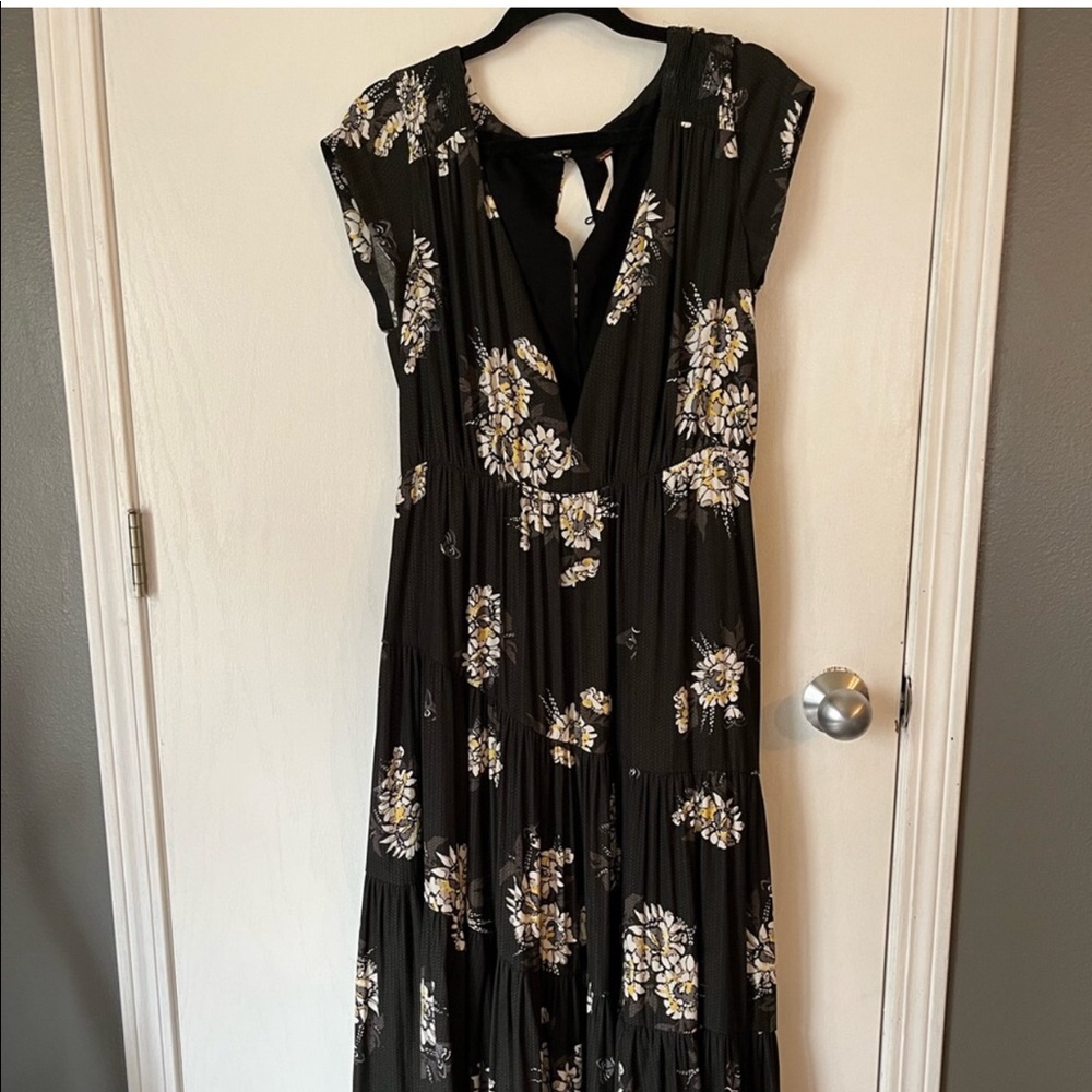 Free People SZ 6 super cute midi/maxi dress. Preowned in great condition.